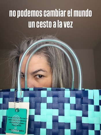 La antropóloga Silvana Bonfante sostiene uno de los cestos elaborados en el altiplano colombiano, piezas que permanecen intactas en su diseño original - crédito lacienaga.co / Instagram