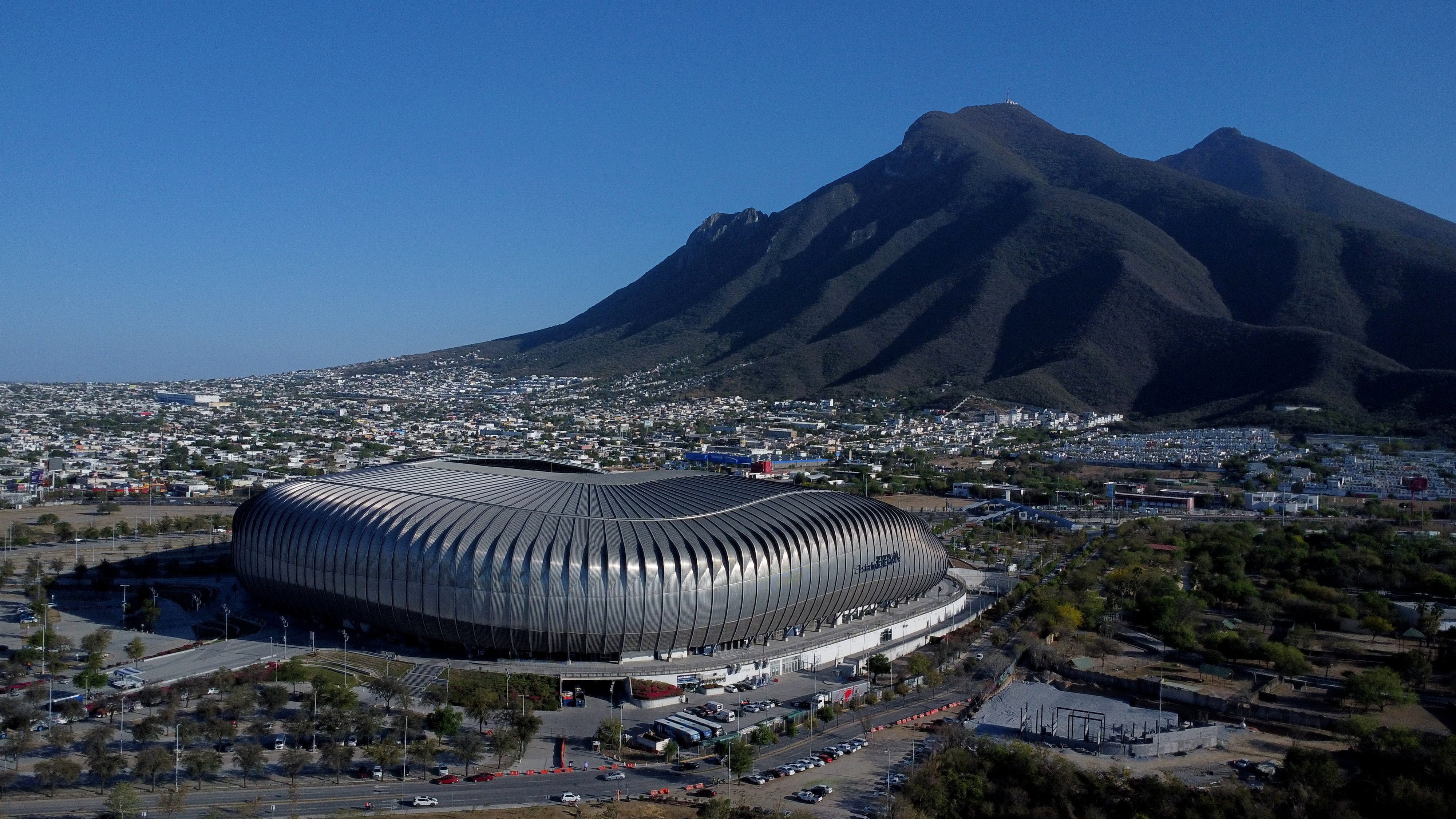 La FMF exploraría sedes alternativas como el Estadio Akron, el BBVA, el Nemesio Diez y el TSM para garantizar un juego oficial en México. REUTERS/Daniel Becerril