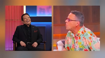 Composición de dos imágenes con un hombre en traje negro sonriendo a la izquierda y un hombre con camisa de flores y lentes a la derecha.
