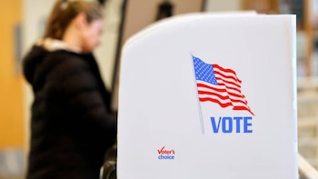 Los aspirantes John Cornyn, Wesley