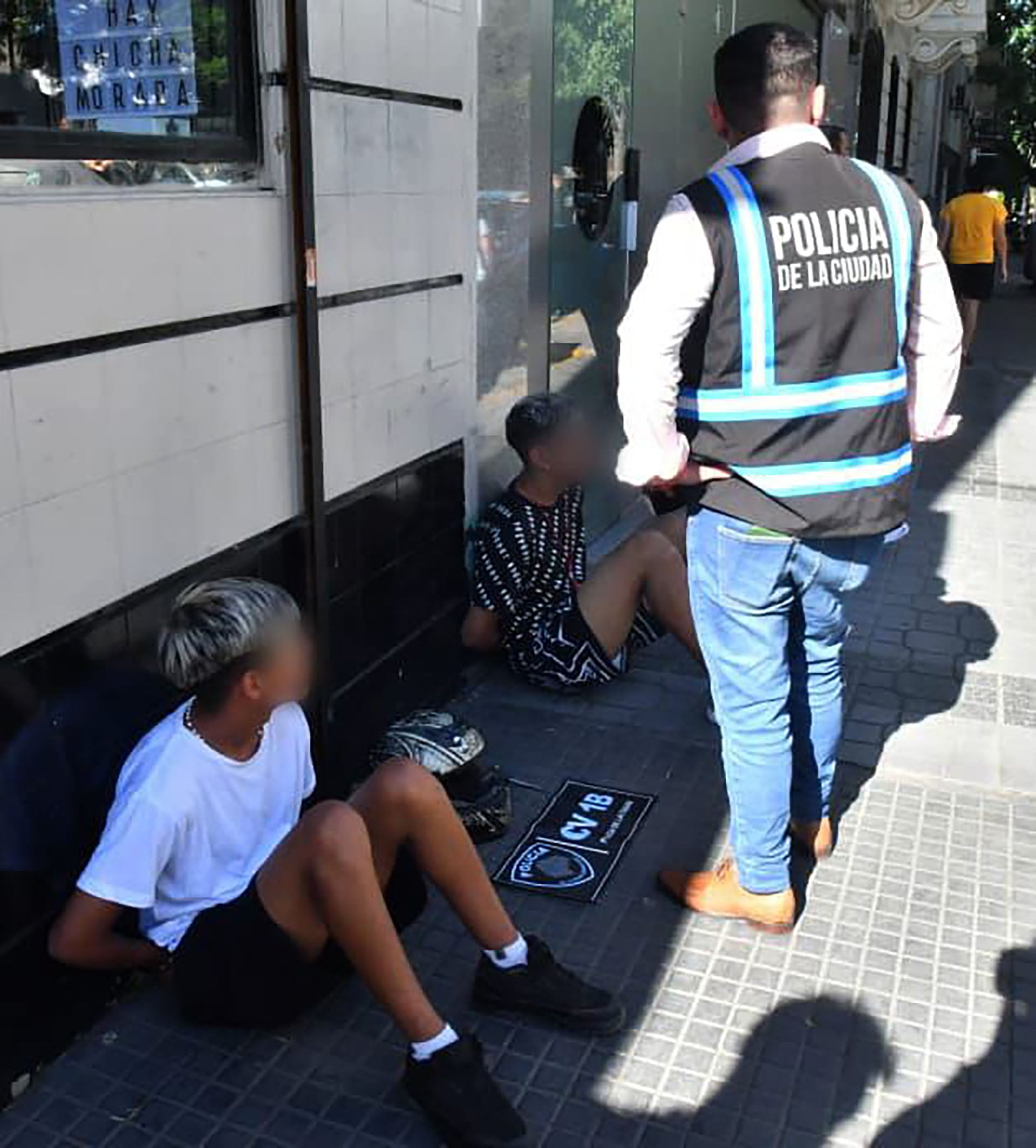 Efectivos de la Policía de la Ciudad de Buenos Aires detuvieron a dos menores con antecedentes por intentar robar una moto en el barrio de Monserrat