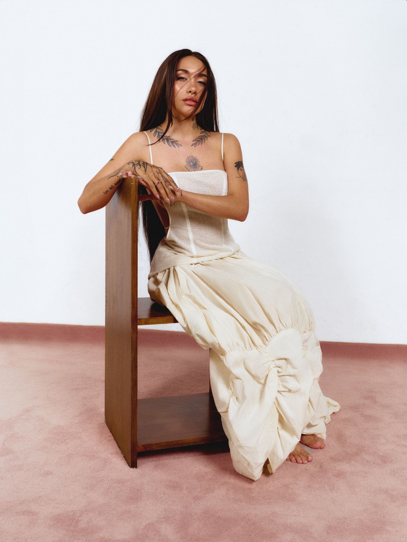 Falda de Evade House y top de Otrura. (Foto: Noah Pharrell/Glamour).