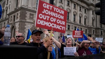 Manifestantes anti-Brexit cantan música en