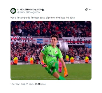 Captura de pantalla de una publicación en redes sociales con la imagen de un arquero del club River Plate que patea un balón