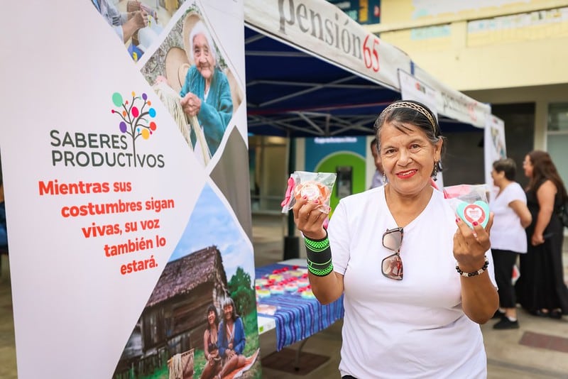 Esther Yactayo, beneficiaria de Pensión 65, exhibe sus jabones artesanales, un emprendimiento que impulsa su autonomía económica y mejora su calidad de vida (MIDIS)