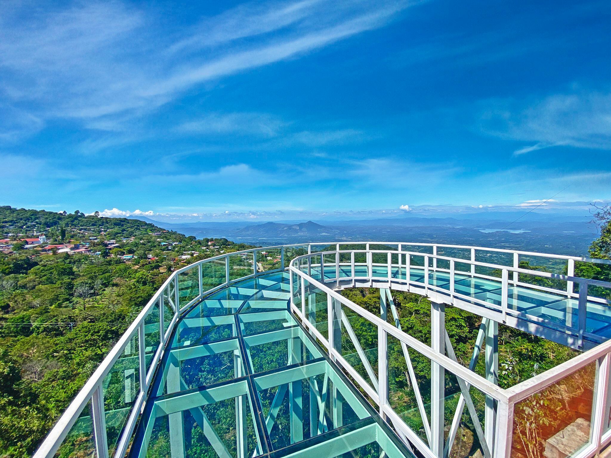 Ubicado en el distrito de Alegría, departamento de Usulután, consiste en una estructura construida con pasarelas y plataformas de vidrio templado, que se proyectan hacia el vacío y permiten a los visitantes observar de manera directa el paisaje circundante, incluyendo la propia laguna, el cráter volcánico y los valles del municipio. La estructura ha sido diseñada para soportar el peso de varios visitantes simultáneamente y cuenta con barandas de seguridad, accesos señalizados y áreas para la toma de fotografías. / (Mitur)