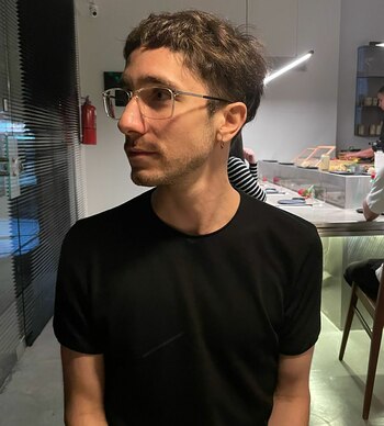 Alejado de los medios, Facundo