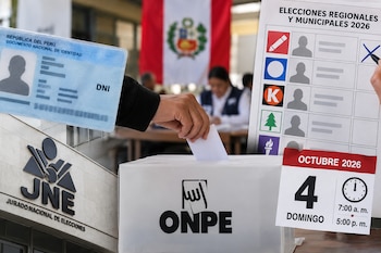 Una mano deposita un voto en una urna de la ONPE junto a un documento de identidad, una cédula electoral, el logo del JNE y un calendario