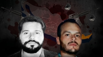 Composición digital con dos retratos masculinos, uno monocromático y otro a color, sobre un fondo oscuro con mapas, rifles de asalto, sangre y agujeros de bala.