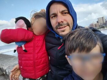 Alejandro Novak con sus hijos