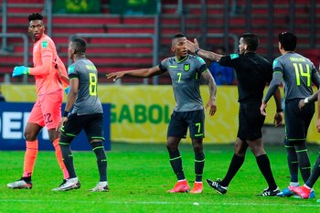 Alexis Herrera decidió repetir el penal a favor de Brasil tras revisar el VAR, mientras los jugadores de Ecuador lo increpaban (Efe)