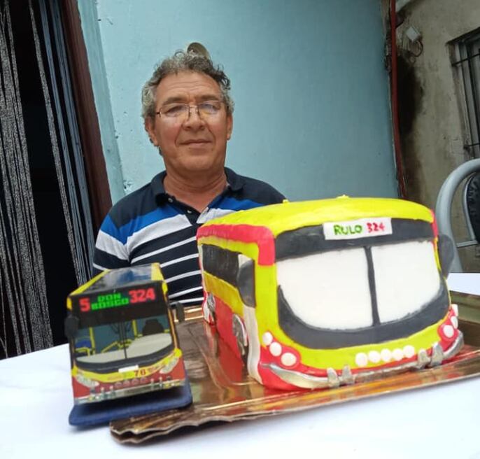 La víctima en una imagen con las réplicas de los colectivos que manejaba (Facebook)