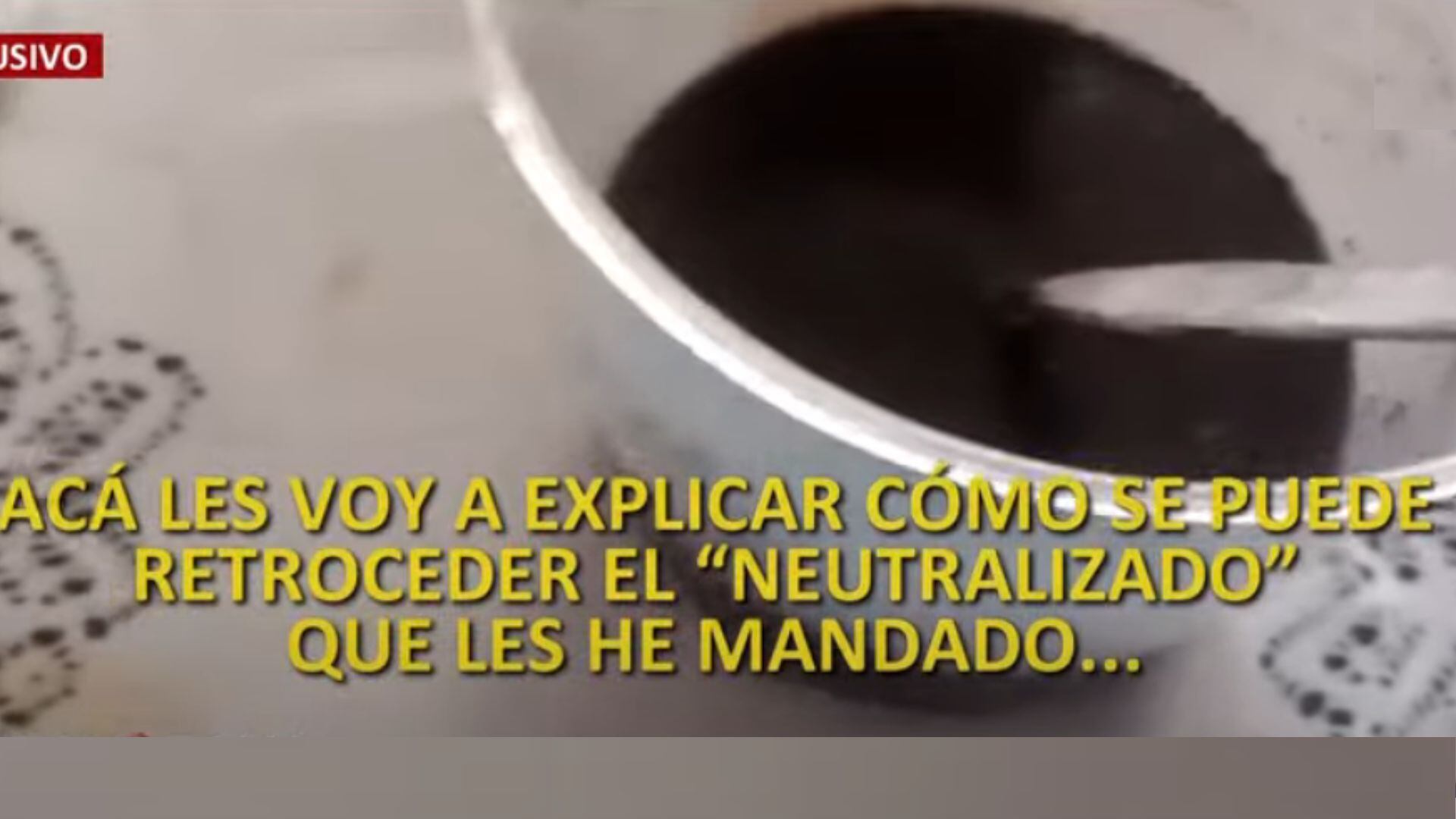 La profesora enviaba cocaína camuflada químicamente a sus compradores en Europa. Luego, les mandaba vídeos para separar la droga. (Captura de pantalla: Panorama)