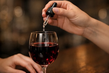 La víctima bebió una copa de vino antes de perder el conocimiento y despertar sin pertenencias.