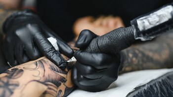 Una persona tatuándose (Shutterstock)