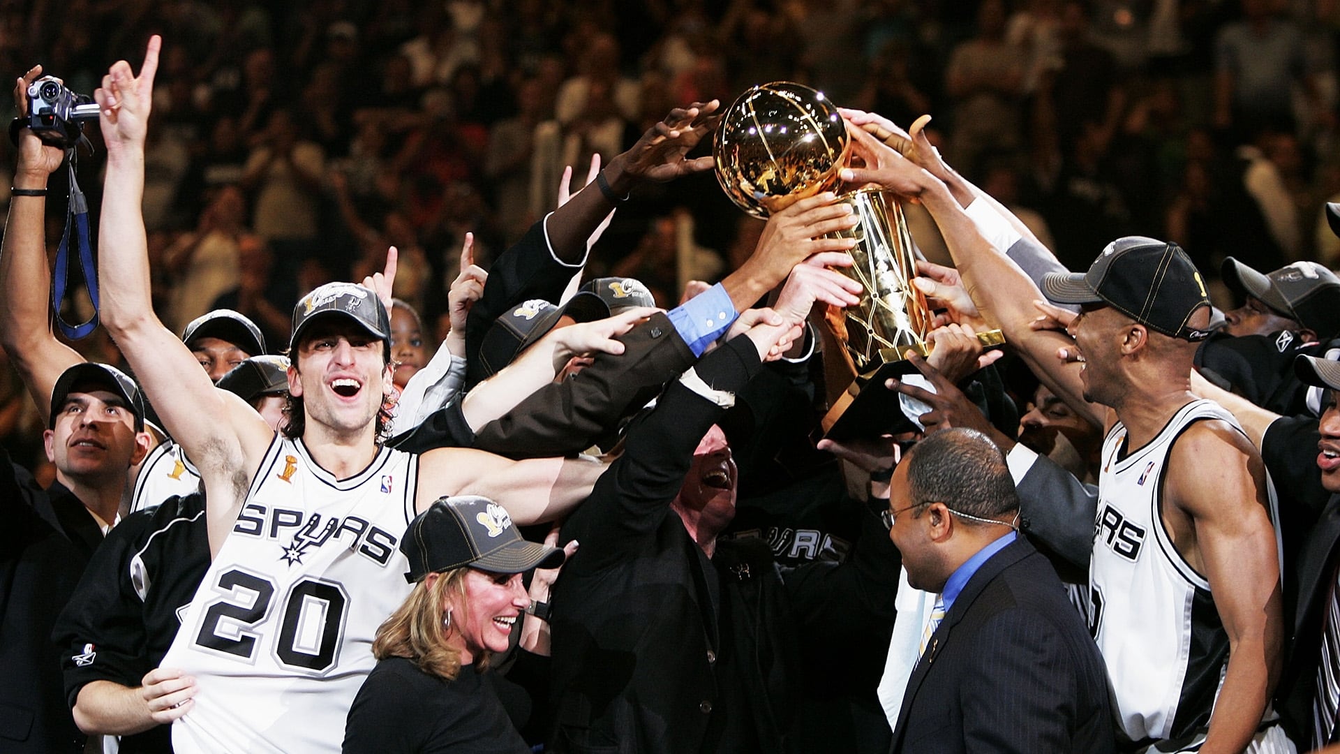 El bahiense completó 16 temporadas triunfantes con los Spurs (Photo by Brian Bahr/Getty Images)