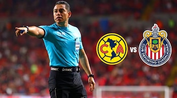 Un árbitro con uniforme celeste señala hacia la izquierda. A la derecha aparecen los escudos del Club América y del Club Deportivo Guadalajara.