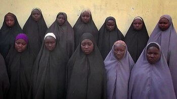 Captura de pantalla de un video publicado por Boko Haram, donde exhibían a algunas de las niñas secuestradas (AFP)