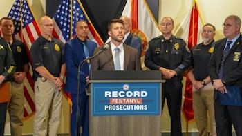 El fiscal general de Florida, el republicano James Uthmeier, durante una conferencia de prensa (@AGJamesUthmeier/X)