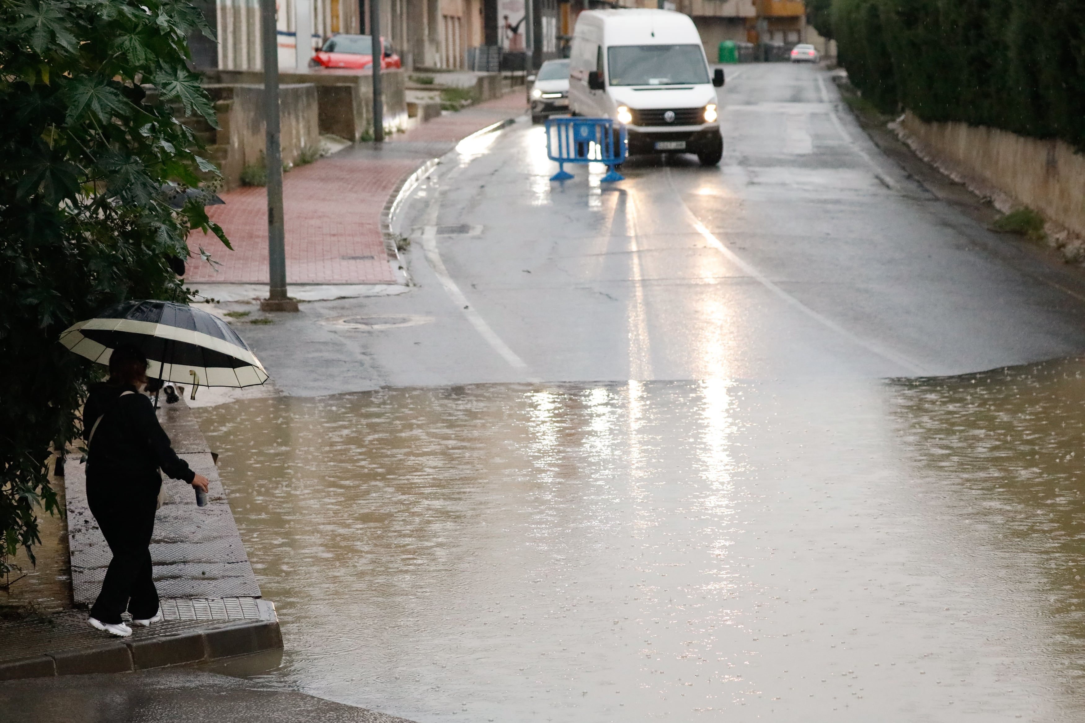 Una furgoneta en la Rambla de Beniaján azotada por fuertes lluvias debido a una alerta roja, a 10 de octubre de 2025, en Murcia, Región de Murcia (España). El Ayuntamiento de Cartagena ha ordenado el desalojo de las personas que hay en Villas Caravaning, Bahía Bella y La Algameca, al producirse acumulaciones de agua por lluvias y escorrentías en estás áreas del municipio. También, se está produciendo el desalojo de los trabajadores de Navantia, al encontrarse la factoría junta a la rambla Benipila. En el pabellón hay medio centenar de camas y personal de Protección Civil y Servicios Sociales para garantizar la atención a todas las personas que precisen asistencia.
Edu Botella / Europa Press
10/10/2025