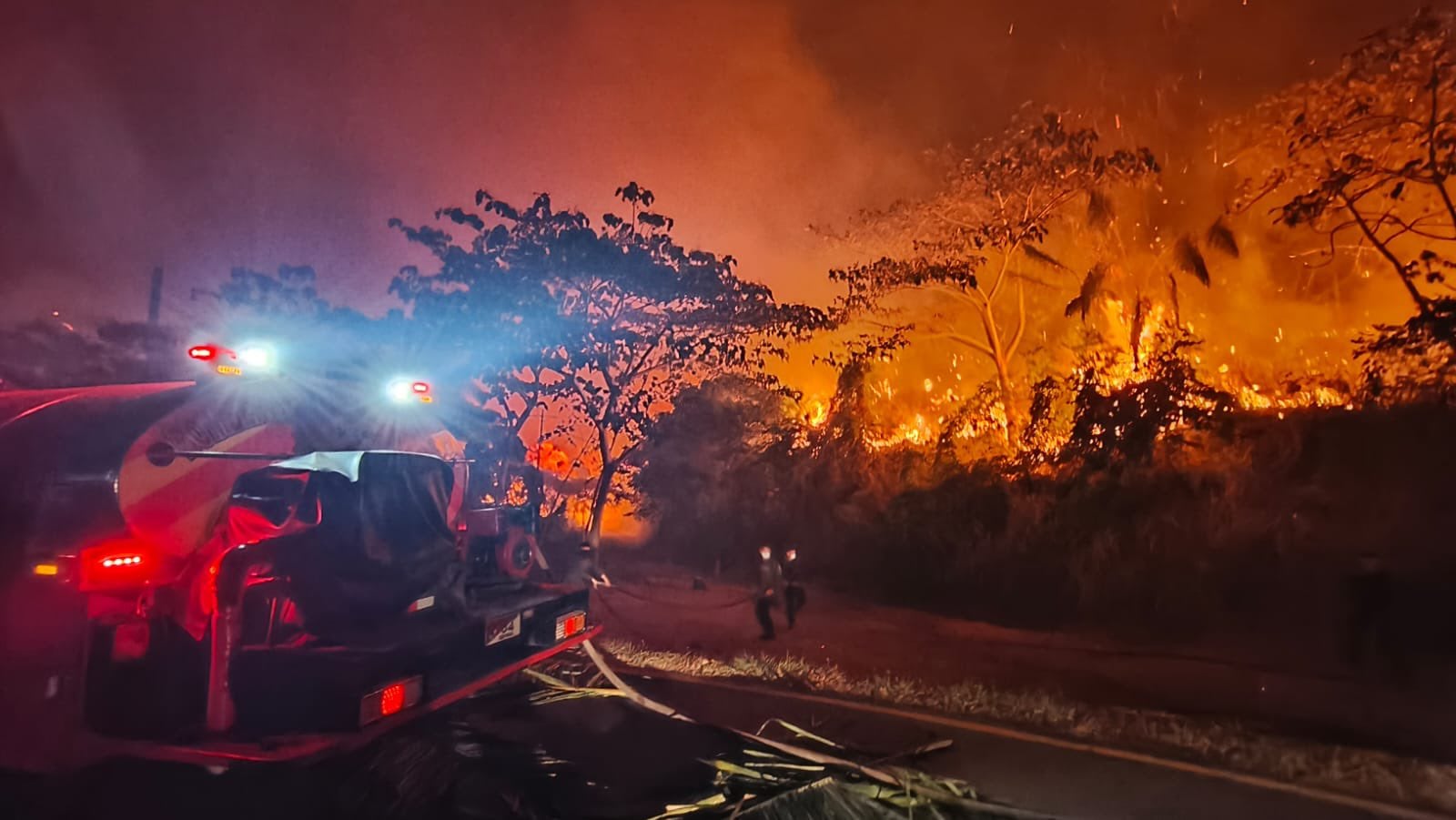 Medellín enfrenta varios incendios y bomberos siguen en alerta en distintos puntos de la ciudad