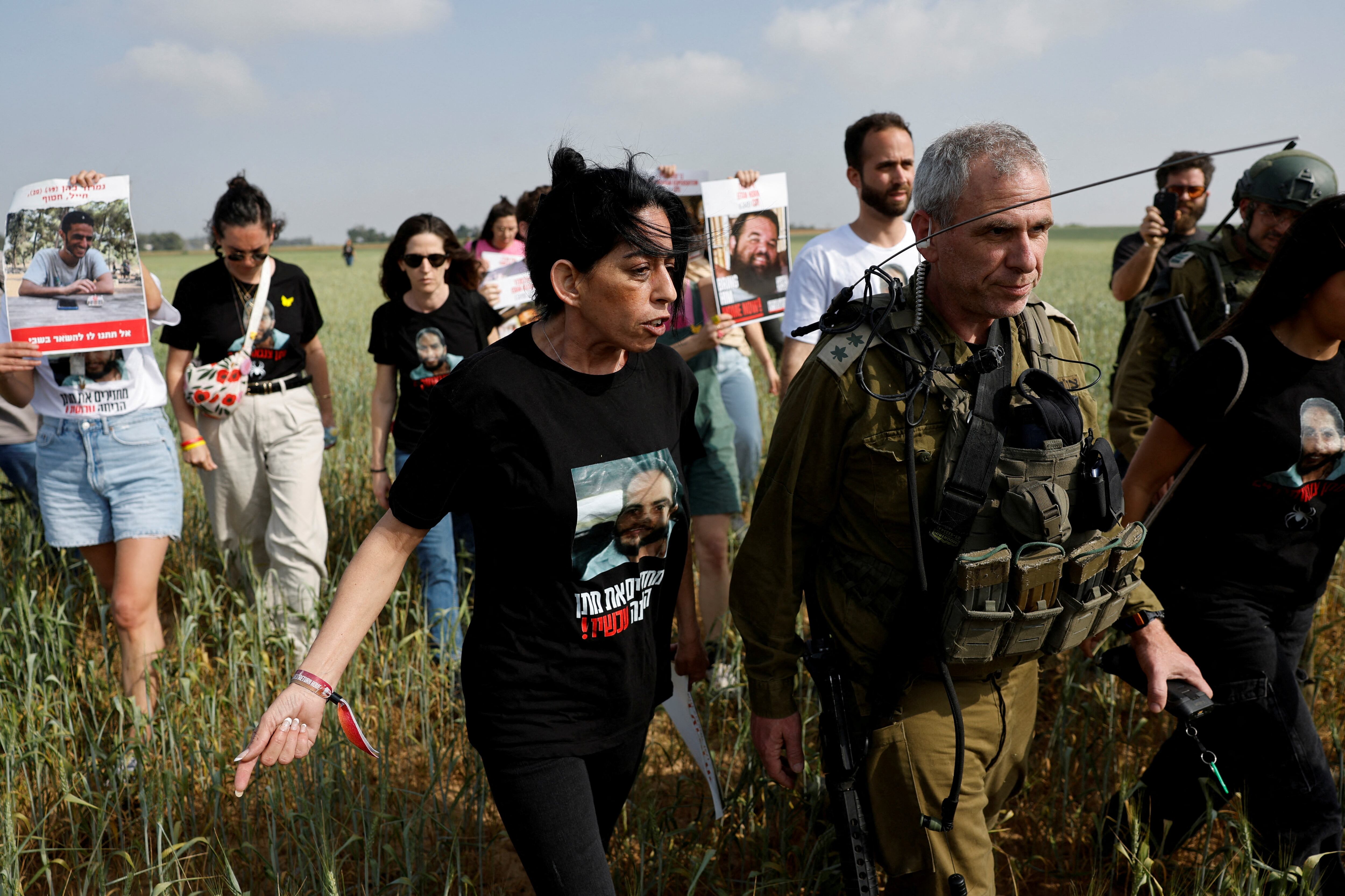 Einav Zangauker, madre del rehén Matan Zangauker, quien fue secuestrado durante el mortal ataque del 7 de octubre de 2023 contra Israel por parte de Hamas, camina cerca del kibutz Nir Oz, en la frontera entre Israel y Gaza, en Israel. REUTERS/Amir Cohen