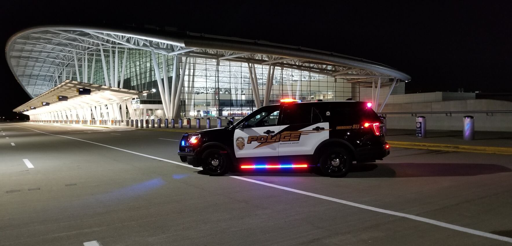 Una investigación oficial analiza las circunstancias que llevaron a la muerte de una mujer tras caer desde una estructura elevada en uno de los puntos más transitados del aeropuerto (Indianapolis Airport Authority)