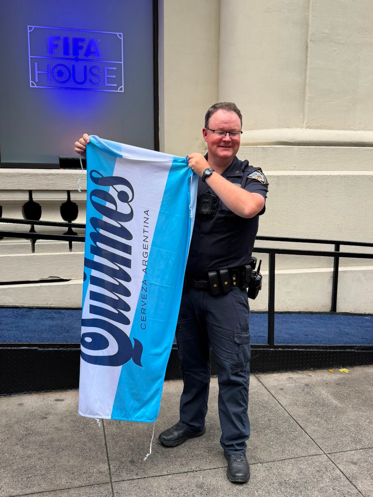 Un policía se sumó a la celebración del público argentino en Times Square (Crédito: Infobae)