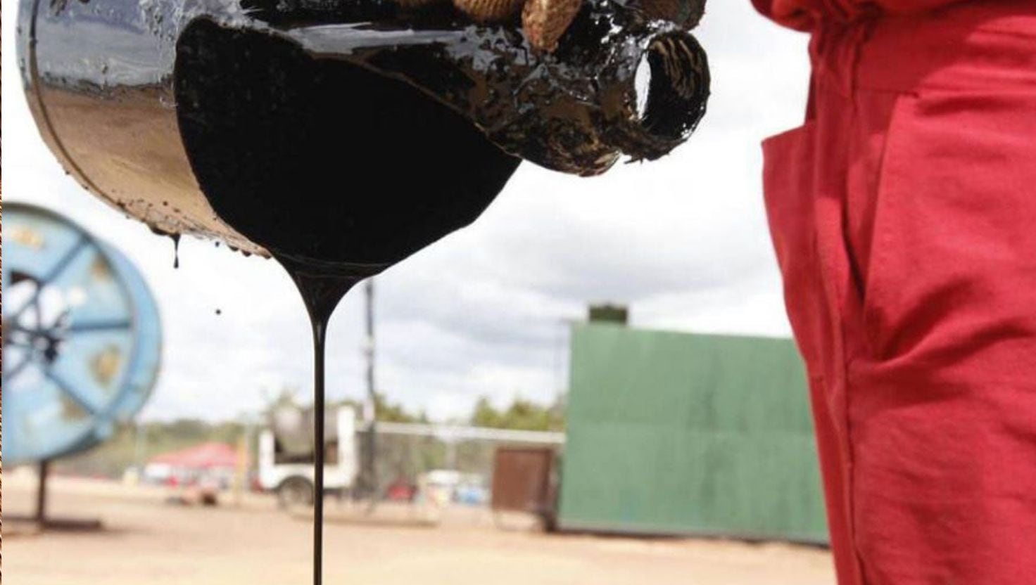 Petroperú atribuyó la paralización a restricciones en el suministro de petróleo crudo por problemas de liquidez y al cierre temporal del puerto de Talara por oleajes anómalos.