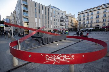 Imagen del monumento que conmemora la respuesta al VIH-Sida en el Estado Español en la plaza Pedro Zerolo, en Madrid (España). (Eduardo Parra / Europa Press)
