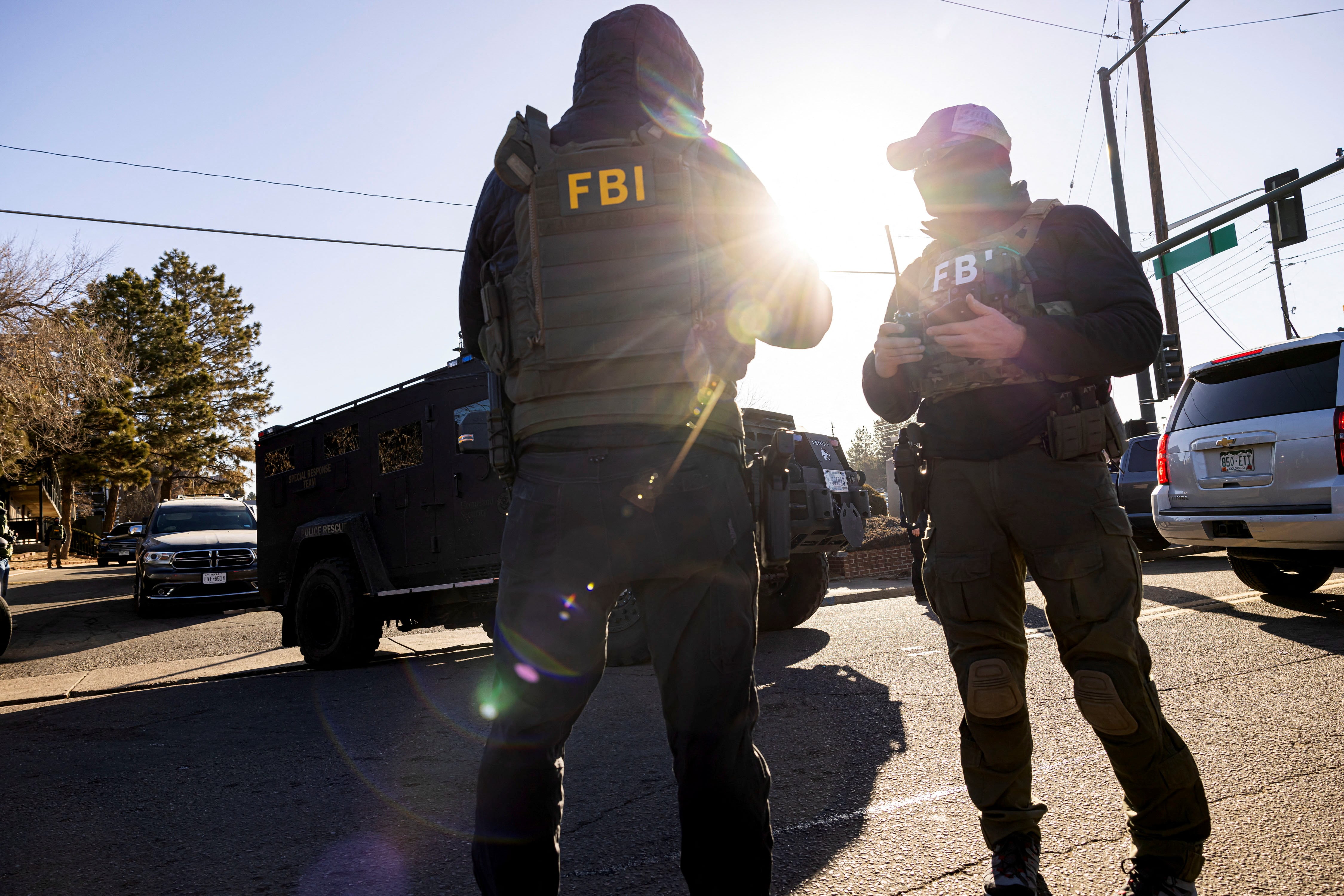 FBI irrumpió con granadas aturdidoras y armas en la casa equivocada, ahora  la familia podrá demandarlo - Infobae