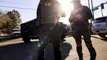 FBI irrumpió con granadas aturdidoras