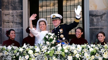 En apoyo de su marido, María del Carmen Cerruti decidió no asistir a la boda de su hija, y siguió la ceremonia junto a él desde Londres. “Sin sus padres, Máxima no hubiera podido ser lo que es hoy", dijo el reverendo que los casó