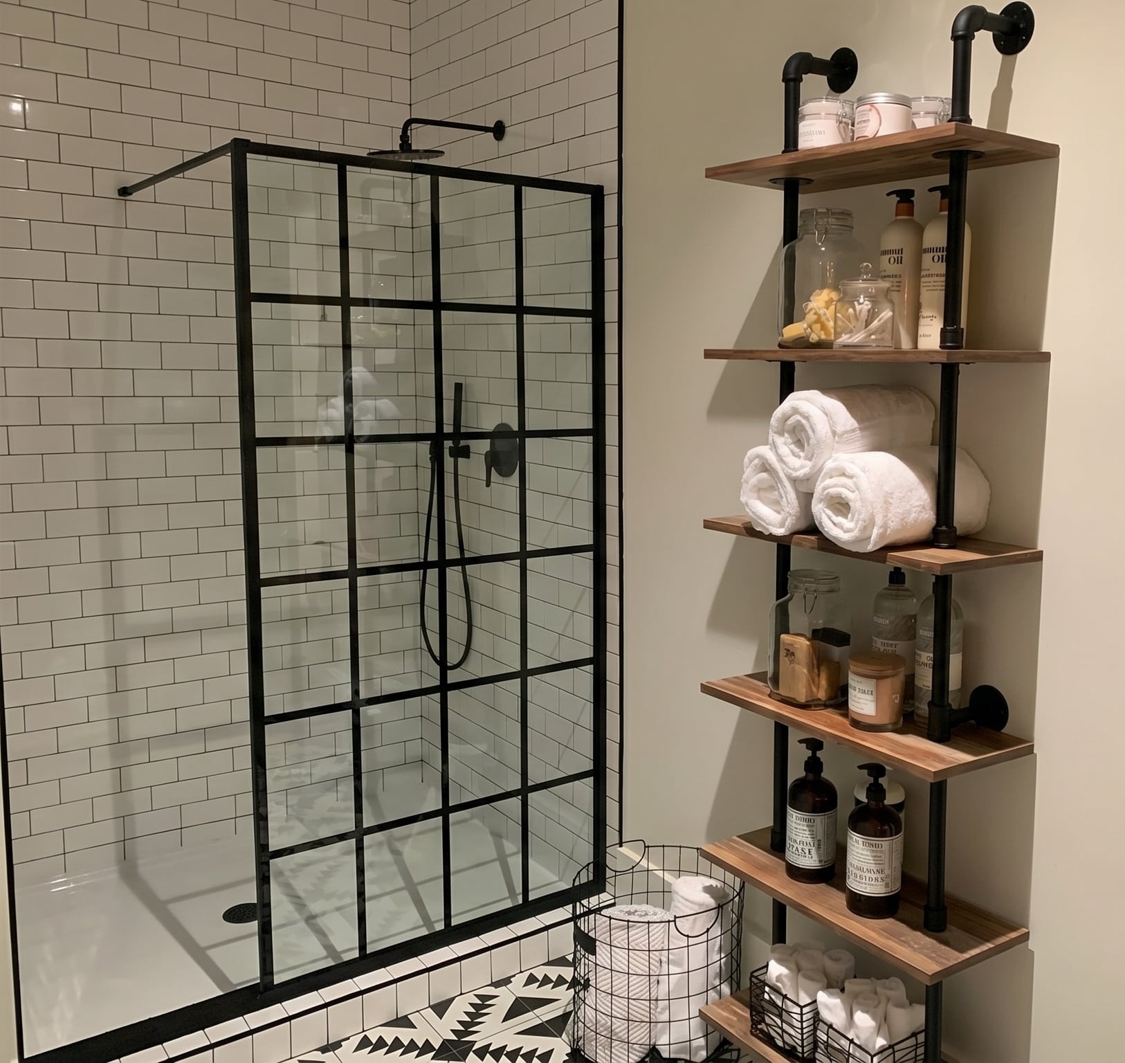 Vaciar la ducha de productos de más libera espacio en el baño al conservar solo shampoo, acondicionador, jabón y los artículos de uso diario. (Imagen Ilustrativa Infobae)