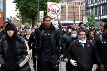 Anthony Joshua en las manifestaciones por la muerte de George Floyd (REUTERS/Paul Childs)