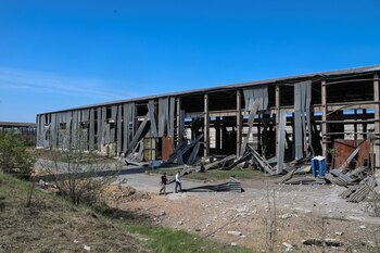 Un edificio industrial dañado por