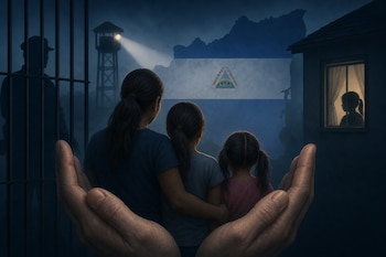 Dos manos sostienen a una mujer y dos niñas ante un mapa con la bandera de Nicaragua, entre una torre de vigilancia y una ventana iluminada.