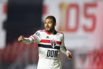 Fotografía de archivo en la que se registró al delantero ecuatoriano Joao Rojas, al celebrar un gol que anotó con el club brasileño de fútbol Sao Paulo. El cuadro paulista anunció que rescindió el contrato de Rojas. EFE/Alexandre Schneider/Pool