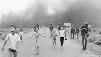 El día que el mundo vio arder a una niña y lo que pasó después de que un fotógrafo tomara la imagen más conmovedora del siglo XX