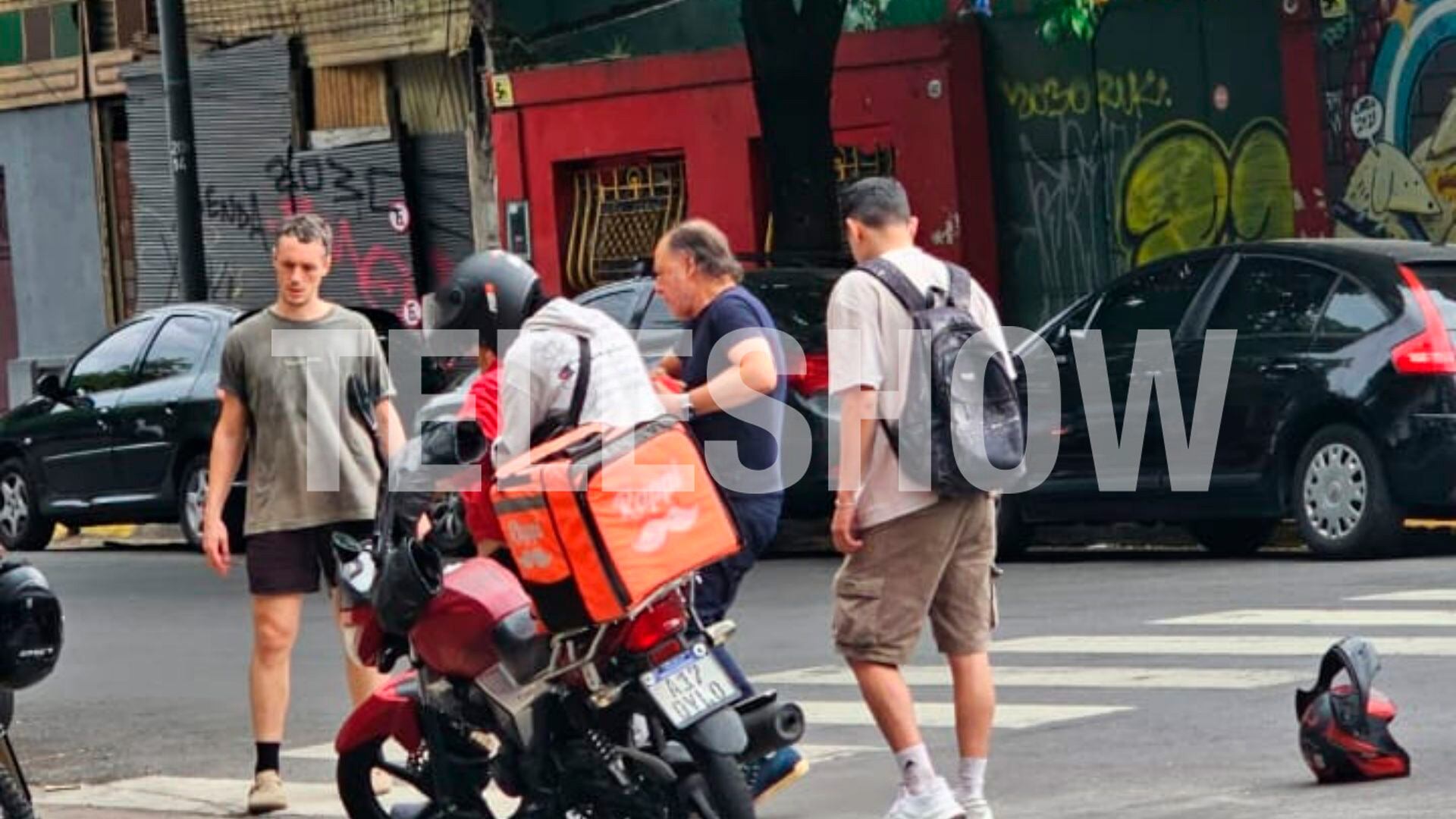 El cineasta y piloto ayudando al repartidor de delivery luego del accidente (RSFotos)