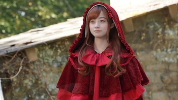 Kanna Hashimoto brilla como Caperucita