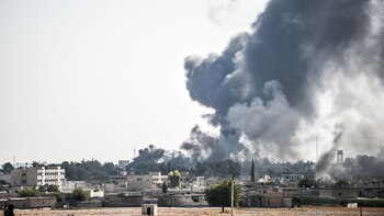 Largas columnas de humo se