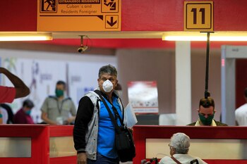 Un hombre con barbijo en