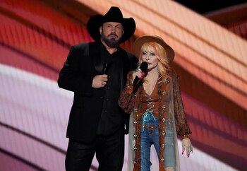 Hosts Garth Brooks, izquierda, y