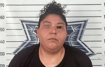 La mujer fue ubicada mientras manipulaba diversas bolsas de plástico. Se le hallaron 80 envoltorios con una sustancia similar a la marihuana y 17 dosis de un polvo blanco parecido a la cocaína. (Crédito: Gobierno de Quintana Roo)