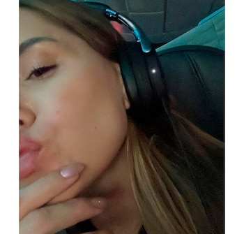 Selfie de Mica Tielli viajando
