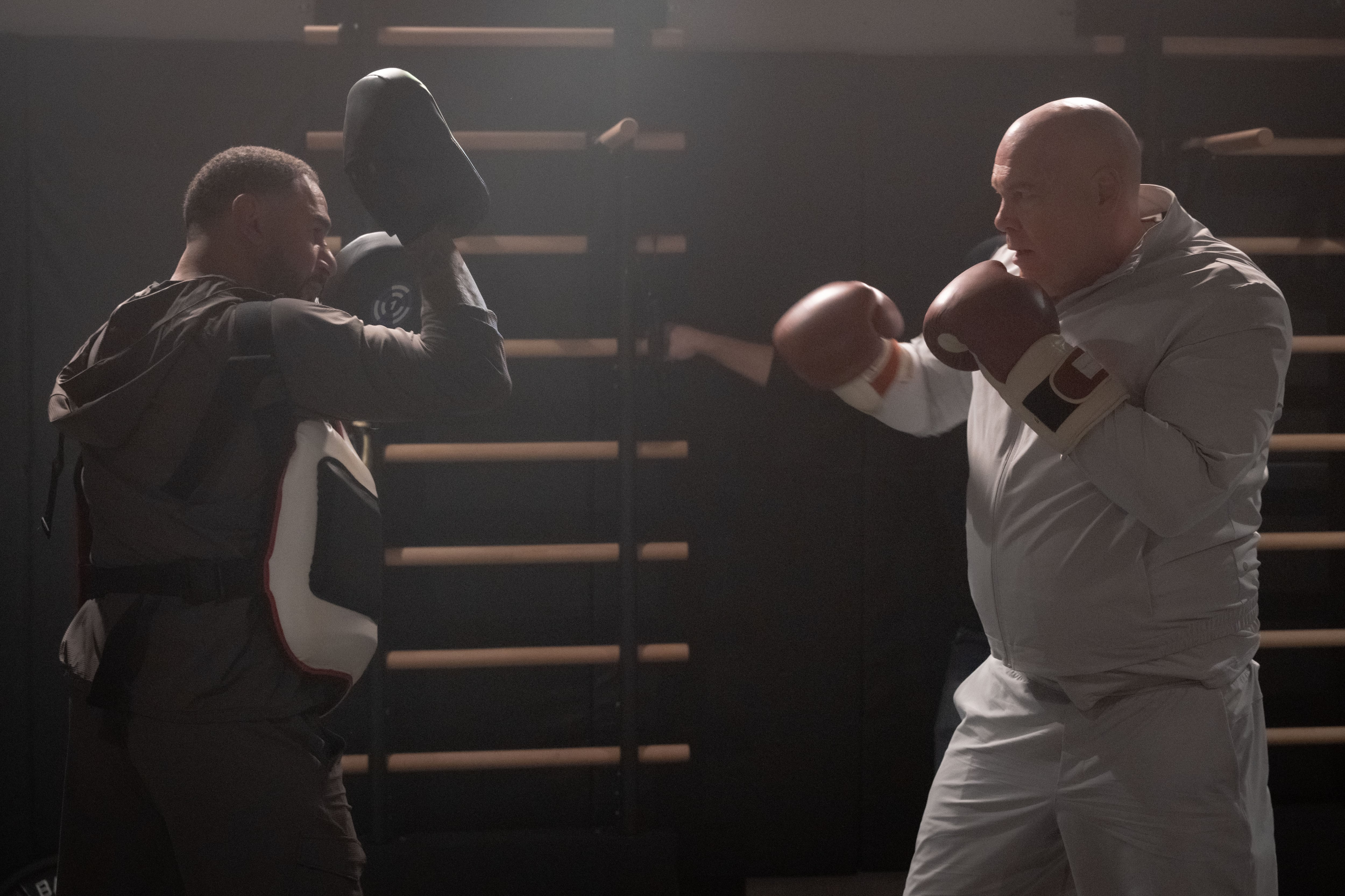 El uso de vestuario musculoso y corpulento permite a D