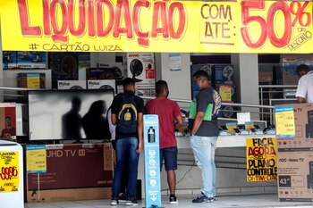 Clientes observan productos electrónicos en