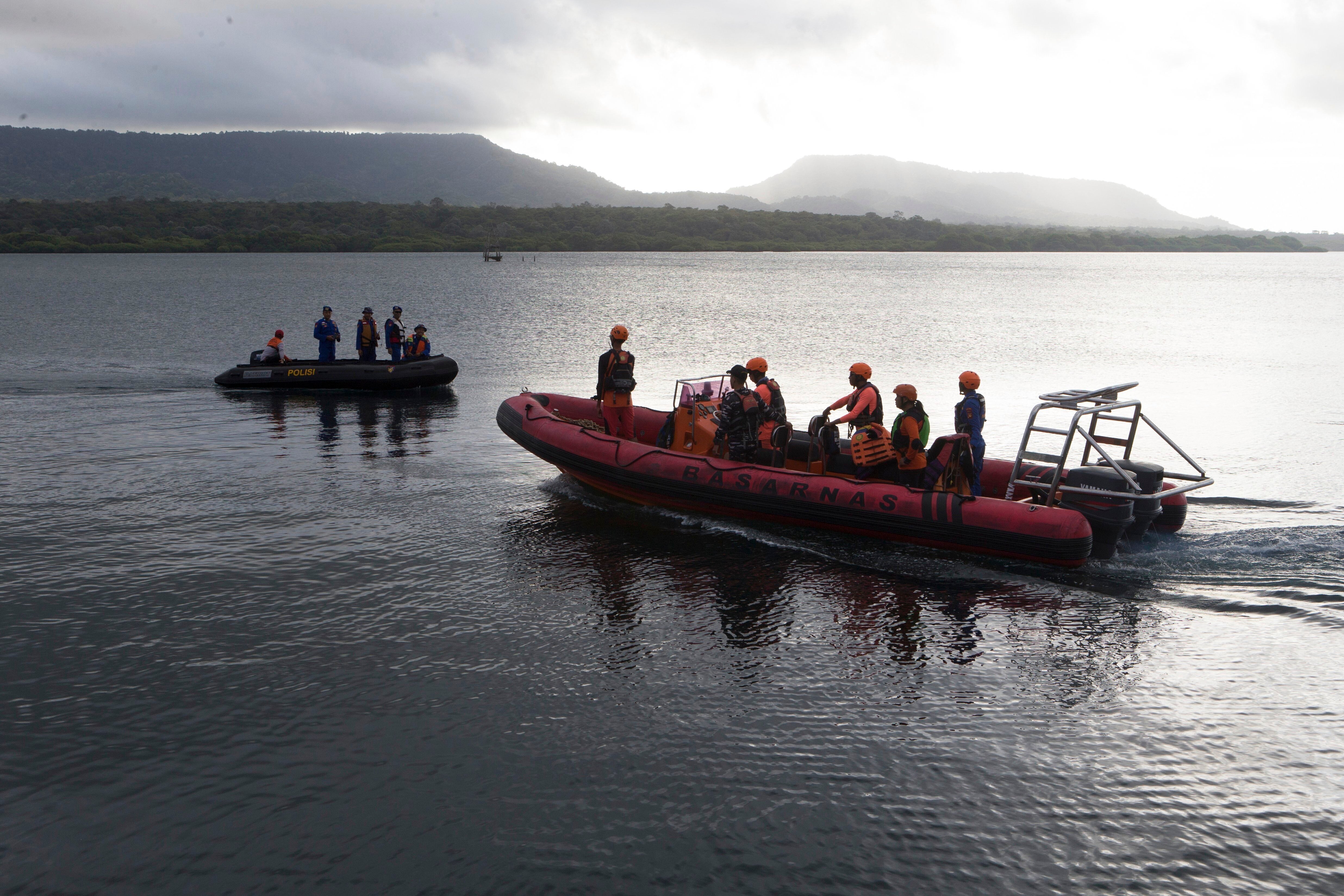 El ferry indonesio Tunu Pratama Jaya se hunde en el estrecho de Bali con al menos cinco muertos y más de 30 desaparecidos. (AP Foto/Firdia Lisnawati)