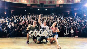 Alejada de los rumores, Flor